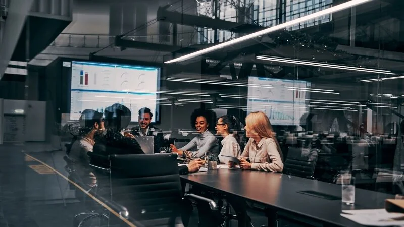 Equipo de abogados colaborando con tecnología legal